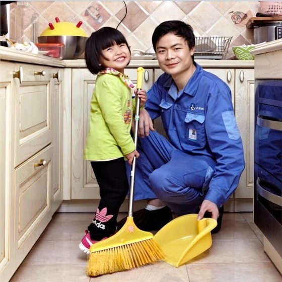 家具安裝完成后，和&ldquo;小業(yè)主&rdquo;一起清理垃圾