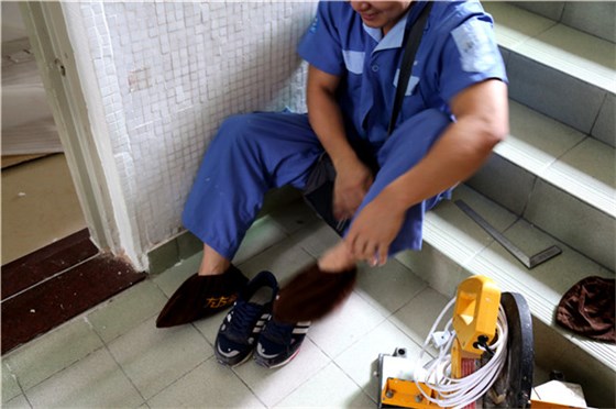 全程都帶著鞋套，以免弄臟客戶家的地板