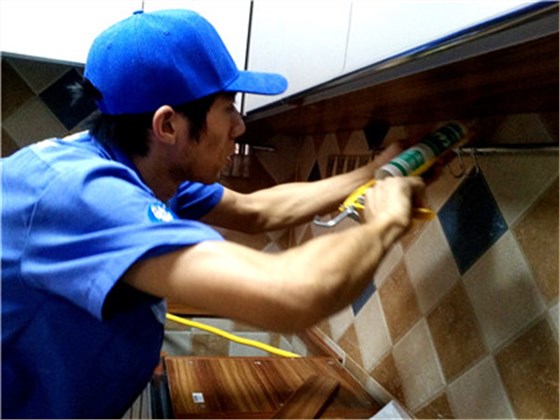 櫥柜安裝師傅專(zhuān)注工作中