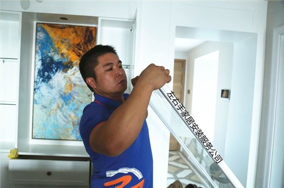 安裝師傅正在安裝推拉門 安裝師傅正在安裝推拉門