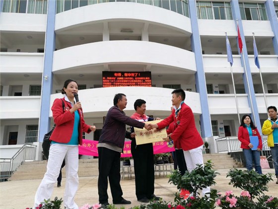 盧建華先生參與圖書(shū)捐贈(zèng)儀式