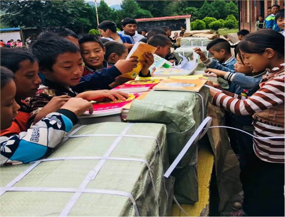 看到書(shū)孩子們開(kāi)心的圍了上去