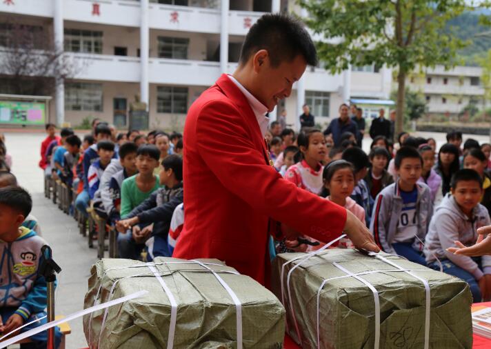獅子會《山里山外》助學(xué)行合影