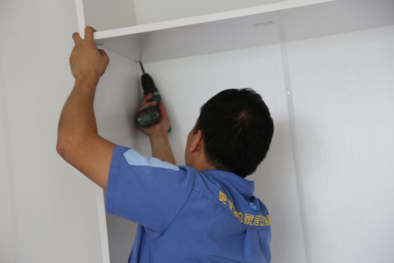 為這樣的左右手安裝師傅點(diǎn)贊，你服嗎？