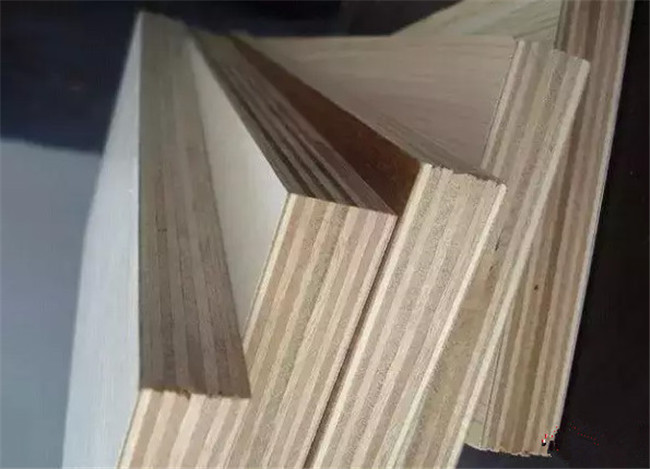 左右手家居安裝師傅告訴你，做衣柜應(yīng)該用什么板材？