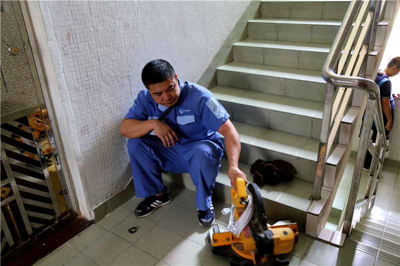 在等待的同時(shí)，家具安裝謝師傅檢查工具