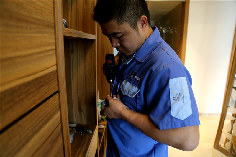 沒(méi)有太多的寒暄，馬上投入到工作中