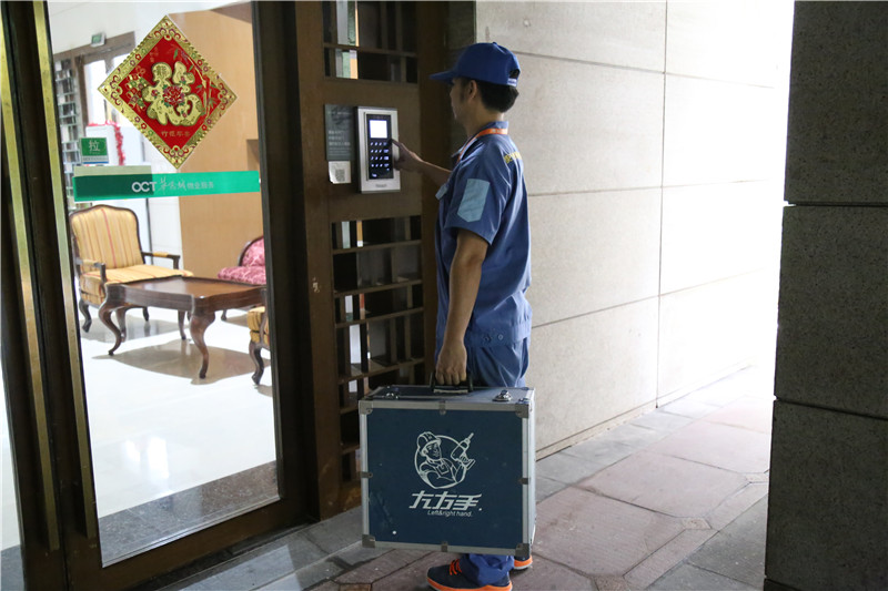 家具安裝師傅按照服務(wù)標準來到業(yè)主家