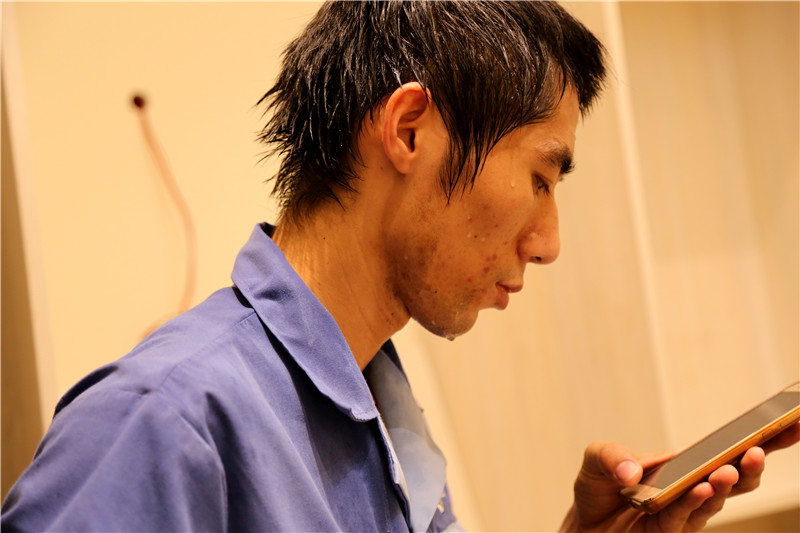 左右手家具安裝師傅頭發(fā)像剛從水里面出來，汗水不間斷的從頭發(fā)上流下來