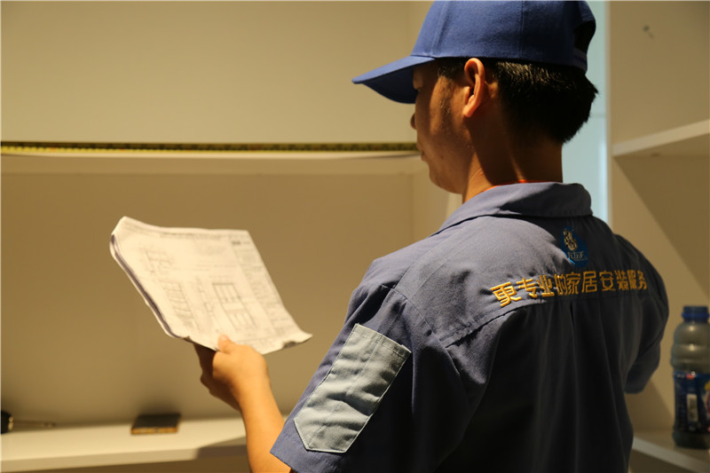 左右手衣柜安裝師傅：整體衣柜的安裝，99%的人都裝錯(cuò)了