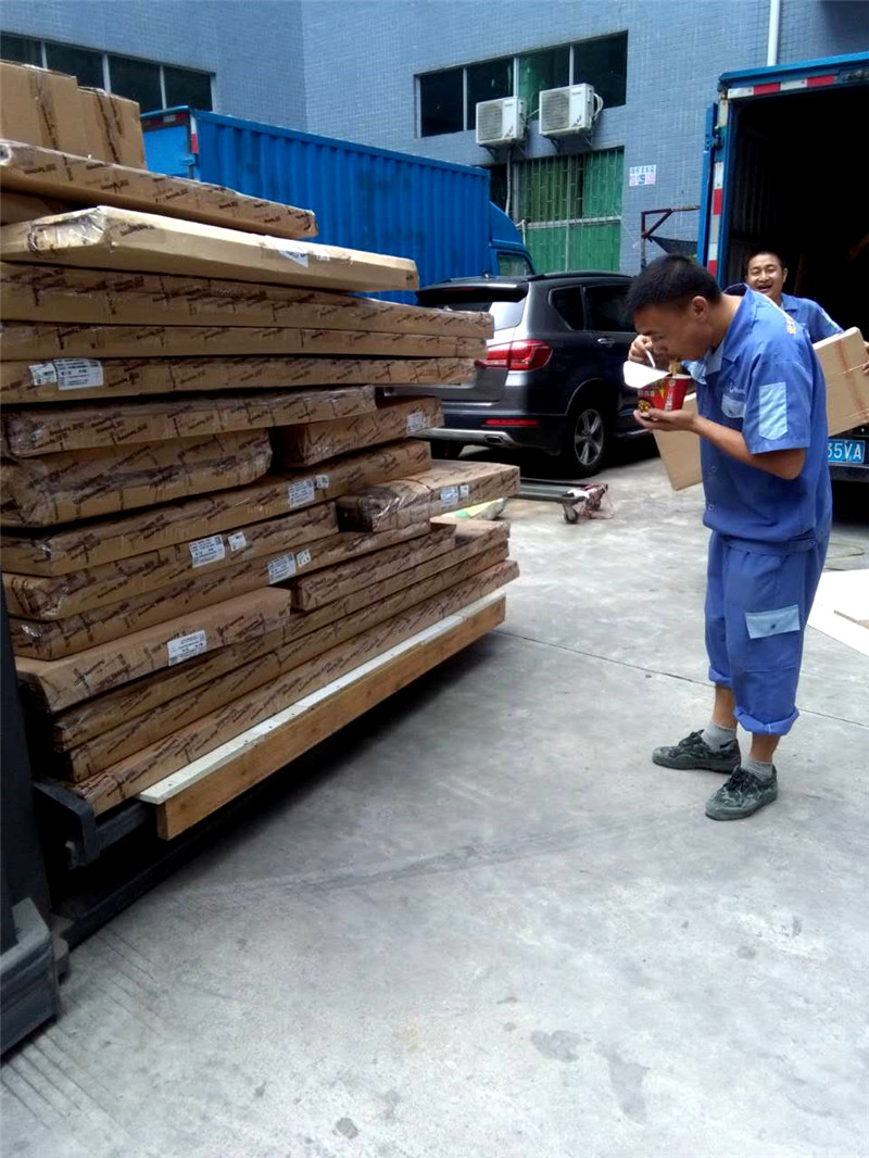 左右手家具安裝師傅為了盡快完成業(yè)主的囑托，午餐方便面解決