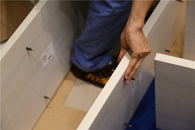 左右手家具安裝師傅磕磕碰碰常用的事情，手指受傷，繼續(xù)工作