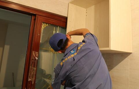 櫥柜安裝師傅告訴你，水泥櫥柜和磚砌櫥柜的優(yōu)缺點(diǎn)