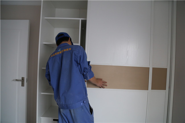 家具安裝工教你柜子門(mén)怎么安裝