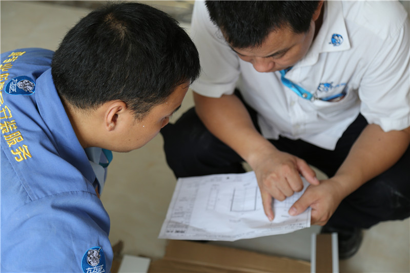 家具安裝過(guò)程中，左右手安裝師傅默契的配合