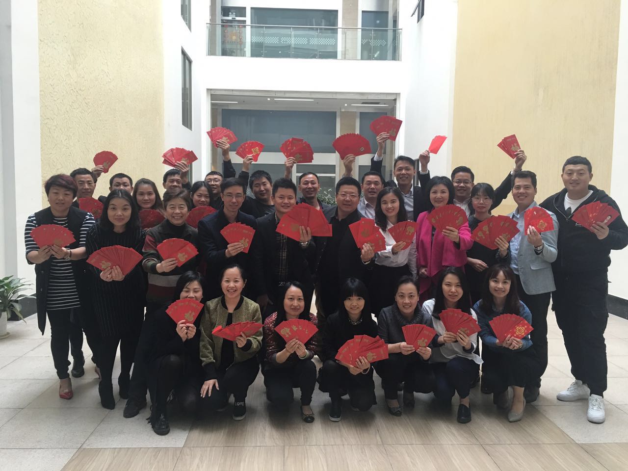 左右手員工合影 左右手員工合影