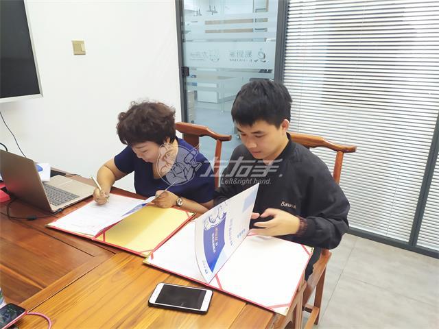 他是一個90后設(shè)計師，也是左右手第51家城市服務(wù)商