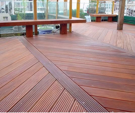 實木地板安裝保養(yǎng)，菠蘿格和橡木怎么選？