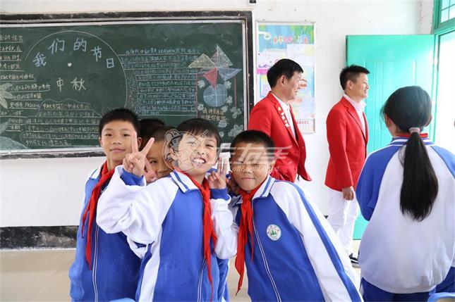 與智者為伍，與善者同行—左右手創(chuàng)始人南雄助學(xué)之行