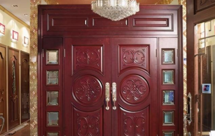 十大生態(tài)門品牌：實(shí)木門VS鋁木生態(tài)門，一場(chǎng)舊王與新秀的較量