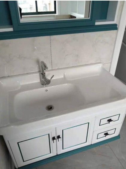 家居收納小技巧：浴室柜選橡木還是太空鋁的好？