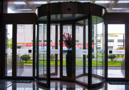 煙臺旋轉(zhuǎn)門維修：酒店不銹鋼旋轉(zhuǎn)門的好處有哪些？