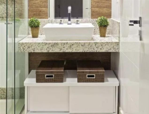 歐式實木浴室柜：衛(wèi)生間別裝浴室柜了！換成一塊板+移動立柜，收納靈活還省地兒