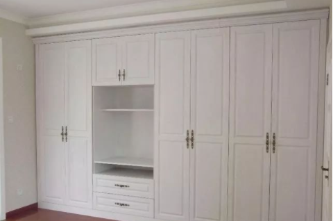 整體衣柜加盟：木工打制衣柜和定制衣柜哪個(gè)貴？