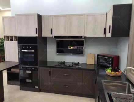 沈陽實木整體櫥柜：全鋁櫥柜和實木櫥柜相比，它的優(yōu)勢究竟在哪呢？