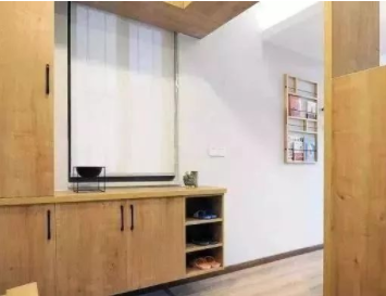 玄關(guān)設計效果圖：洗漱臺玄關(guān)的處理很實用，原木風很舒心