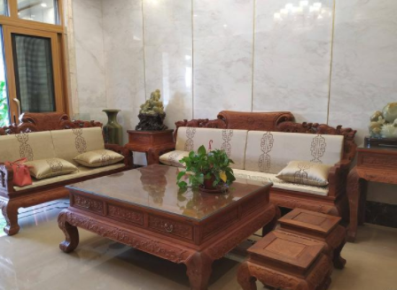 紅木家具款式知識：玉石與紅木的碰撞，相得益彰的家