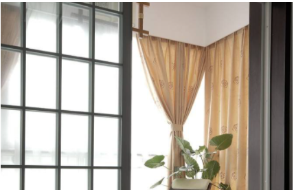 【定制隔熱窗簾】陽(yáng)臺(tái)裝窗紗窗簾還是窗簾遮陽(yáng)布好？