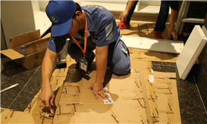 家具安裝師傅進行拆包分貨 家具安裝師傅進行拆包分貨