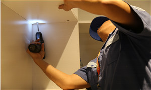 家具安裝工進行柜子加固 家具安裝工進行柜子加固