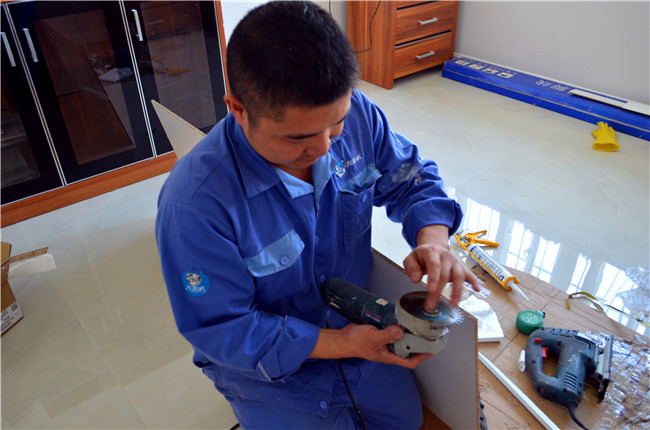 左右手家具安裝師傅進(jìn)行調(diào)門(mén)中